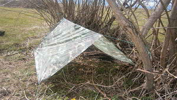 J-13-Different-Ways-to-Use-a-Military-Poncho-as-a-Shelter (1)