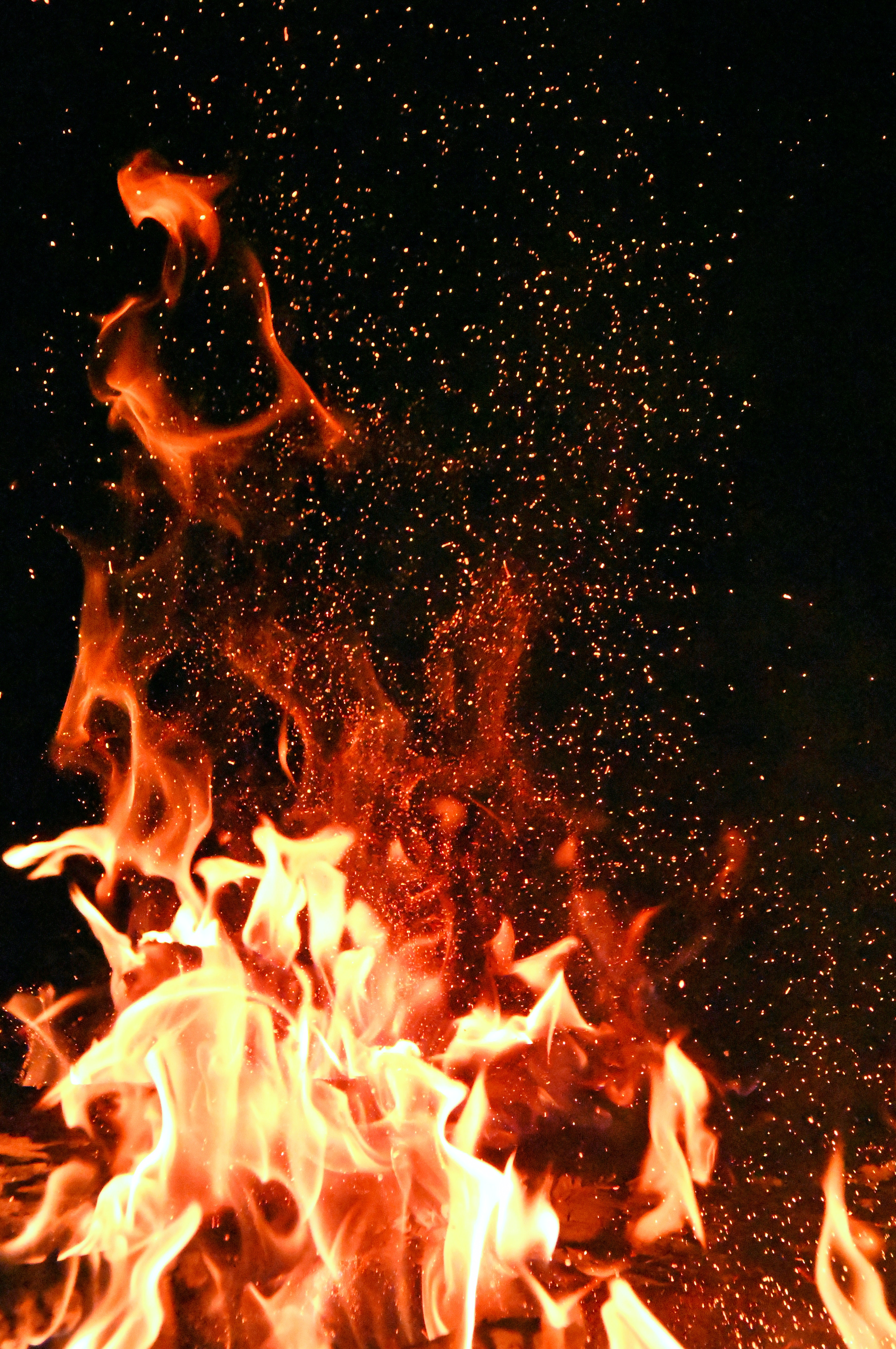red-and-orange-fire-1558916